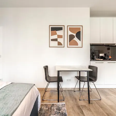 Bright, New, Quiet With Parking - Sleeps 4 *