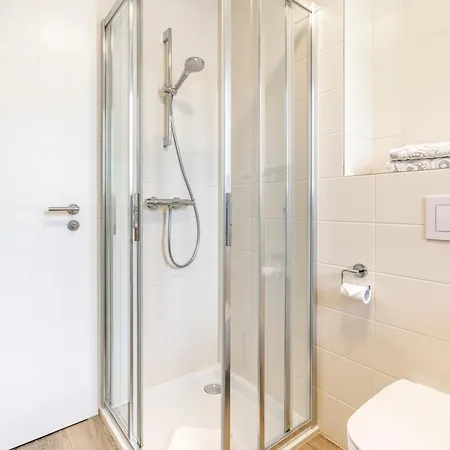 Bright, New, Quiet With Parking - Sleeps 4 Apartment