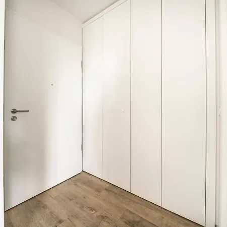 Bright, New, Quiet With Parking - Sleeps 4 *
